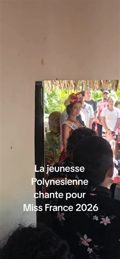 Un seul mot : Puissant. À travers ce chant offert par ces jeunes venus de toute la Polynésie, c’est bien plus qu’une prestation qui a été partagée. C’était une vague d’émotions. De bienveillance. D’amour. De respect. Et surtout, la puissance de notre peuple. Une puissance qui a ému aux larmes notre Miss France, mais aussi le Comité Miss France lui-même. Lors de la conférence de presse, le Président a trouvé le mot juste pour qualifier cet accueil : « Puissant ». Car le Mana ne vit ni dans un obj