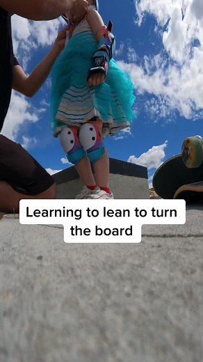 Leaning to turn is another very crucial step in the beginning phases of learning to skate. She gets the concept really well but I think the trucks on her board were a bit too tight for her light little body. She will get it better next time for sure as I’ll loosen her trucks 🛹 #skateboard #skatergirl #daddyslittleprincess #parentingdoneright #kids #cutenessoverloaded