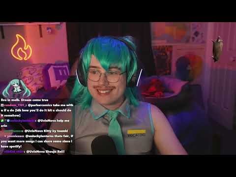Cosplaying as HATSUNE MIKU while playing Horror Games