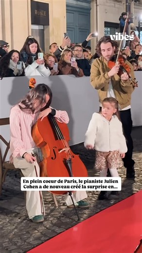 VIBES on Instagram: "Le pianiste @itsjuliencohen et les @violin_phonix ont de nouveau créé la surprise dans les rues de Paris avec un spectacle grandiose ✨ 🎥 @itsjuliencohen @violin_phonix Abonne-toi à @vibesofficiel_ pour + d’actus qui font vibrer 🔥 #paris #noel #xmas #christmas #illumination"