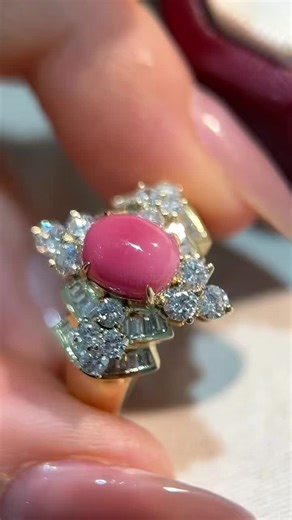 卡麗carley Lux | 火烈鳥粉，粉紅色，好濃郁！色深，均勻！18k 黃金，金重 4.51g，天然鑽石💎1.08ct，天然海螺珠 1.97ct，火焰紋明顯🔥，形狀規整 | Instagram