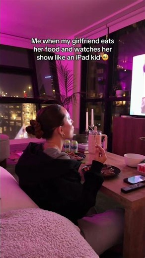 My gf watching her show & eating like an IPAD KID 😂 #couple #couplecomedy