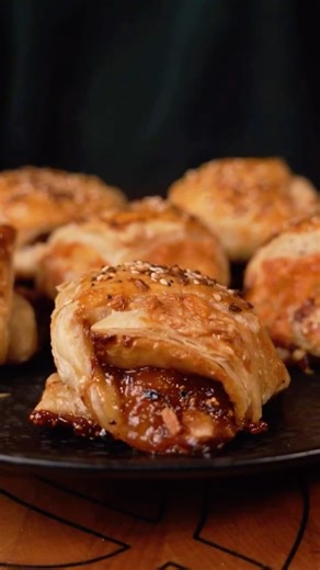 Steven Dunn on Instagram: "Sausage & Cheese Puffs Looking for some holiday appetizer ideas I got you. Ingredients - Puff pastry - Sausage of choice - Cheese of choice - Your choice of Onion bacon jam, red pepper jelly or fig jam - 1 egg - Everything bagel seasoning Instructions Thaw out your puff pastry then decide it into 4 squares. Make a slit like in the video add your ingredients and fold. Brush on some egg wash and sprinkle on some everything bagel seasoning. Bake at 450 until golden brown