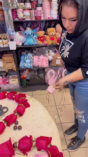 1.6M views · 40K reactions | El paso a paso de cómo hacer un rosario de rosas naturales #rosarioderosas #everyoneシ゚viralシviralシfypシ゚viralシalシ #emprendimiento | Christina's flowers shop | Facebook