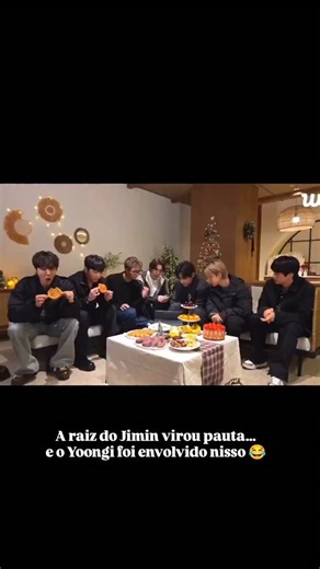 Paula Aguiar on Instagram: "💜🎄| Uma simples raiz de cabelo, uma live do BTS.e uma conversa que virou caos, moda duvidosa e segredo capilar. 😅 ARMY, vocês pediram… eles entregaram. 👀 🐱: Jimin, talvez você precise retocar a raiz do cabelo. 🐥: Isso é depois de eu ter retocado a raiz. 🐨: Por que está tão escuro? 🐥: Isso não é preto. 🐿️: Hoje em dia não é tendência deixar a raiz assim? BTS: É isso mesmo? Essa é a tendência? O Namjoon também está assim. 🐨: Loiro sujo? Um pouco “sujo” está na