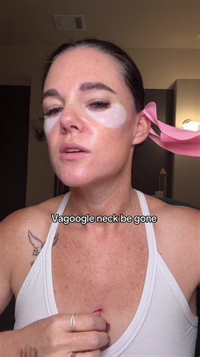 This collagen V-lifting mask instantly tightens your chin and jawline for a more lifted, defined look. Perfect for double chin, sagging, and zempic neck. 💗✨ #tiktokshopblackfriday #tiktokshopcybermonday