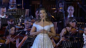 Guarda l'incredibile nuova interpretazione di 'Ave Maria' cantata da Carly Paoli. | Carly Paoli