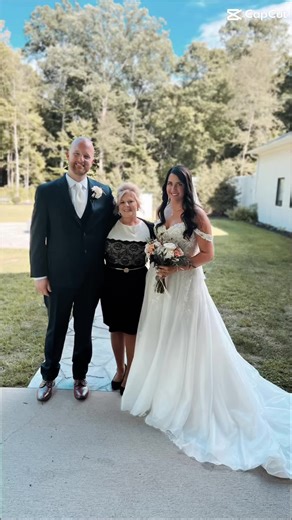 Reflecting back on Ryan & Keri wedding day. Perfect weather, and a beautiful venue at Owl Ridge Wedding Venue. #weddingofficiant #weddingday #weddingtok #love #