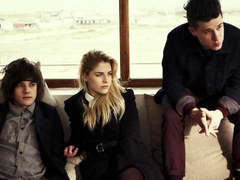 London Grammar - Stay Awake [Lyrics on screen]