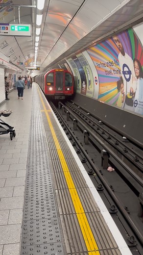 London Underground Train | London Street Walk