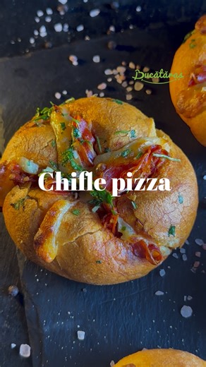 🍕Chifle pizza - Gustarea rapidă care te va cuceri! Ies atât de gustoase aceste chifle umplute cu cașcaval și chorizo, încât dispar imediat din tavă. Au o textură crocantă și sunt foarte aromate. 😋 Cui i-am făcut poftă? _____________________ #chifle #pizza #pizzatime | Bucataras TV