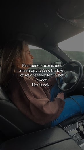 Katie Brouwer | hormooncoach voor vrouwen ♡ on Instagram: "Perimenopauze is niet alleen opvliegers of slecht slapen. Het kan zich ook laten zien als: – Oren die ineens van binnenuit jeuken – Oorsuizen, zomaar – Een metaalachtige smaak in je mond – Rook ruiken terwijl er niemand rookt – Nieuwe allergieën, soms zelfs voor je eigen verzorgingsproducten – Schouders die halverwege een staart in doen “vastlopen” – Gewrichtspijn waardoor je je oud voelt in een jong lijf – Woede of prikkelbaarheid die u