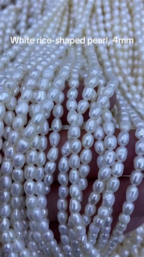 Freshwater white rice-shaped pearls, 4mm, average quality, average luster, minor flaws, an inexpensive option.#pearls #naturalpearl #wholesalers #necklace #handmade