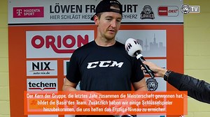 Puh, endlich Freitag...aber was ist da los!? Unsere Löwen spielen nicht, das ist ja mal so überhaupt nicht unser Ding 😥 Naja, gut 🤷🏽‍♀️ was bleibt uns übrig, machen wir das Beste d'raus... Damit ihr aber nicht komplett unter "Löwen-Entzug" leiden müsst, haben wir Captain Reid McNeill und Verteidiger Simon Sezemsky vor das Mikrofon gebeten - hört doch mal rein, was die Zwei zur aktuellen (Gefühls-)Lage zu berichten haben🎙️ | Löwen Frankfurt
