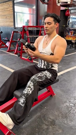 Momentos donde agradezco un chingo vivir en México jajaja, que buen desmadre #gym #humor #gymhumor #gymrat #fitness #gymlife #bodybuilder #bodybuilding #motivation #bandaenvivo #viral #gymmotivation | Max Garcia