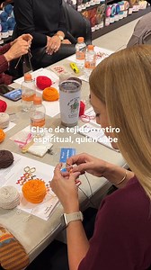 Así es como tejo mi día: entre aprendizaje, risas y un ratito para mí #TejiendoMiDía #CrochetStores #tejido #tejer #estambres #clases #clasestejido | Crochet Stores