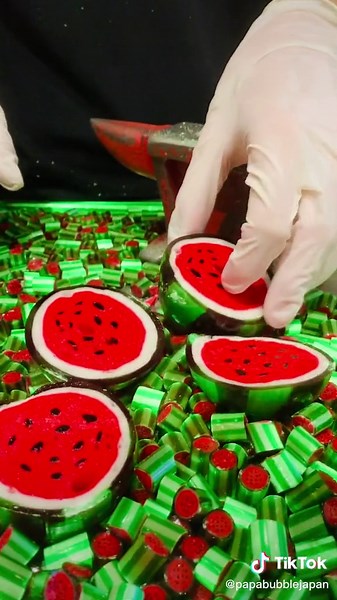 スイカ🍉の飴づくりと切る動画