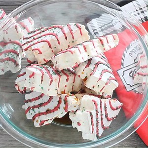 95 reactions · 726 shares | Little Debbie Christmas tree cake dip is the latest delicious trend to take the internet by store. This festive dip combines the popular snack cake with a creamy sweet dessert dip to make the most fun treat of the holiday season! Get the RECIPE >>> https://4sonrus.com/little-debbie-christmas-tree-cake-dip/ | 4 Sons 'R' Us | Facebook