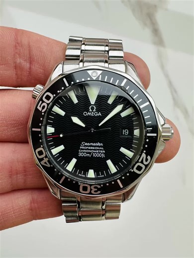 Omega Seamaster Professional 300M – 2000s A true modern classic. This Seamaster has undergone a full mechanical service, including complete movement overhaul, regulation, and seal inspection. Both the case and bracelet were carefully polished, restoring their original finish while preserving the watch’s character. Now performing exactly as it should and ready for many more decades of reliable use. Precision watches deserve professional care. #omegaseamaster #seamaster300m #watchservice #watchrep