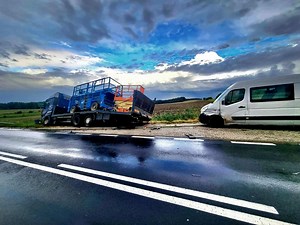 Niebezpieczne zdarzenie na DW 434. W miejscowości Krupczyn samochód ciężarowy uderzył w kilka aut osobowych