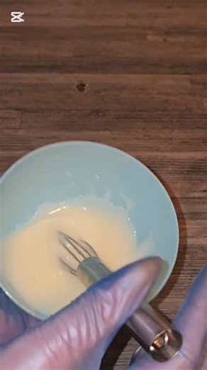 ✨ كريم طبيعي للتجويف والهالات ✨ حبيباتي الزيت الثاني هو زيت لوز حلو مو زيت الجوجوبا الهيالورونيك أسيد 💧 ترطيب عميق ✨ يملأ الخطوط 🌿 يحسّن مظهر التجويف جل الصبار (الألوفيرا) 🌿 تهدئة فورية ✨ شد خفيف 💧 يقلل الجفاف والانتفاخ ماء الورد 🌸 تفتيح لطيف 🌿 ينعش ويهدّئ ✨ مناسب للعين الحساسة فيتامين E 🛡️ مضاد أكسدة ✨ يساعد على تجديد الجلد 🌿 يقلل مظهر التعب زيت بذور العنب ✨ خفيف جدًا 🌿 يقلل الهالات 💧 ما يسبب ميليا (حبيبات) زيت اللوز الحلو يرطب البشرة ويمنع الجفاف. يهدّي التهيّج والاحمرار، مفيد للبشرة