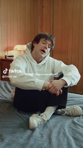 Celebra el nuevo álbum de Alec Benjamin en Times Square