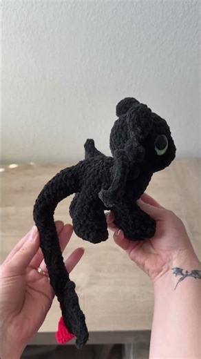 I’ll never get tired of crocheting Toothless. Pattern by me (available on my website and Etsy)💜