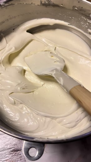 The smoothest buttercream ever #bakerstok #cakemaker #fouryoupage #fypシ #bakerpov