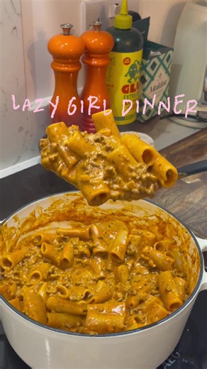 🎀 LAZY GIRL DINNER 🎀 One pot creamy paprika beef pasta 🍝 Ingredients: 350g rigatoni (uncooked) 200ml double cream 600ml beef stock 1 cup tomato passata 2 tbs tomato paste 1 tbs smoked paprika 1 tbs cayenne pepper 1 1/2 tbs Italian herbs 2 tsp chilli flakes (optional) 1 brown onion, finely diced 4 garlic cloves, minced 500g beef mince (I used 15% fat) Salt & pepper, to taste Method: * On a medium to high heat add your olive oil to your pan before frying off your beef mince until brown. Add in 