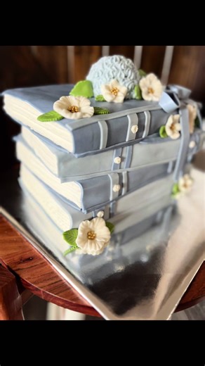 “A New Chapter” baby shower cake. Haven’t made a stack of books cake in years and I was so excited to make this one. Such a sweet theme. 🥰 #bookscake #cake #cakedecorating #anewchapterbegins #babyshower
