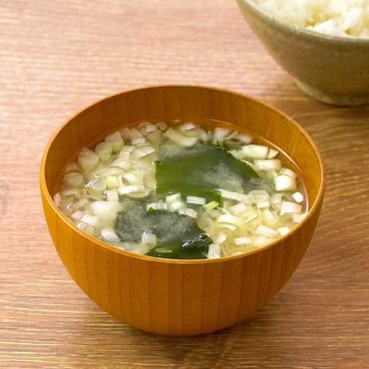 お椀1つで完成！ ねぎとわかめの味噌汁のレシピ動画・作り方 | デリッシュキッチン