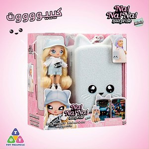 أظرف حقائب الظهر تعود بسلسلة جديدة من نا! نا! نا! سربرايز! احصلي على حقيبة ميني باكباك ظريفة بدمية كلوي كيتي الجديدة وخلفية لمدينة نا! نا! نا! سربرايز؛ تتسع الحقيبة لأربع دمى أيضاً :) لا تفوتوا الحصول عليها من محلات الألعاب #مثلث_الألعاب #نا_نا_نا_سربرايز The cutest backpacks are back in a new series from Na! Na! Na! Surprise! Get this adorable series 2 mini backpack with the new Khloe Kitty doll and a city scene in the background when you open the pack; it can fit up to 4 Na! Na! Na! Surprise d