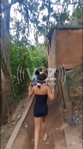 1.6M views · 5K reactions | Durante o confronto nos complexos da Penha e do Alemão, moradores saíram às ruas e becos pedindo paz. O ato ocorreu em meio à troca de tiros que marcou a operação policial na região.  Reprodução | Voz das Comunidades | Facebook