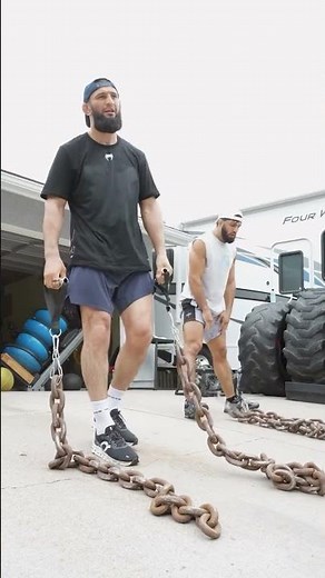 Khamzat Chimaev and Arman Tsarukyan training in the garage 💪🏼💪🏼