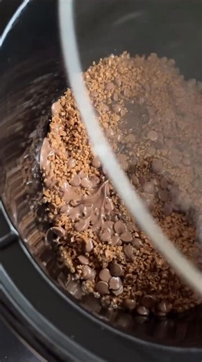 🐢 Make the holidays sweet with this crockpot turtle candy! Rich chocolate, gooey caramel, crunchy pecans! 🍫✨ So easy! Interested how to make it? | Homemade Heather