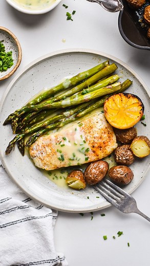 Simple dinners that makes me happy. One pan cod fillet and vegetables with beurre blanc sauce. Making the sauce is the most difficult part of this dish as it requires the right technique. I used Wild-Caught Icelandic Cod from @bluecirclefoods . Easy to use, individually packed, firm, flaky and delicious. Perfect protein for my dish. . . . Small red potatoes Asparagus Cod fish fillets Olive oil Salt and black pepper Paprika Lemon Beurre blanc sauce for serving Preheat oven at 425F Season potatoes