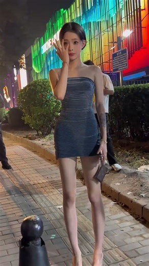 Spotlight on Liu Xiaolu: A Fashionable Encounter with Long Legs & Perfect Figure