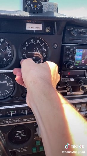 Tuning in a VOR #pilotlife #cfi #piper #arrow