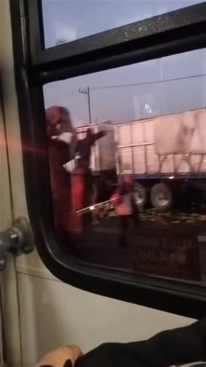 Vuelca tráiler robado por tres delincuentes en la México Querétaro La madrugada de este jueves se reportó un choque y volcadura de segundo remolque de tráiler cargado con más de 20 toneladas de sandía, que se impactó contra una de los carriles en la caseta de cobro de Tepotzotlán, tras ser robado por 3 delincuentes a la altura del km 107, en Jilotepec, al chófer 55 años, lo llevaban amarrado en el camarote, y eran perseguidos por patrulla de Guardia Nacional, los 3 delincuentes lograron darse a 