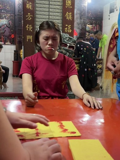 被大家敲碗原檔來了～ 三太子第一次開金口的聲音 大師傅都說祂很盧 哈哈哈哈哈 真的是一個很愛生氣又很可愛又愛哭的小朋友😳😍 二師父說祂現在五歲🍭 不知道下次下來還會做什麼🤣 被母娘交代功課 要開符令（臉直接奧嘟嘟的 #代言 #神明 #濟公 #三太子 #我要上推薦 #新乩
