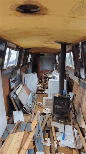 🏡🛥️ Ein Hausboot statt einer teuren Wohnung: Feuerwehrfrau Eleanor Sutcliffe, 28, lebt seit 2024 auf einem 15-Meter-Boot in Birmingham. Sie spart damit monatlich hunderte Franken und renoviert es mit Hilfe ihres Vaters. • #hausboot #renovation #diy | Blick