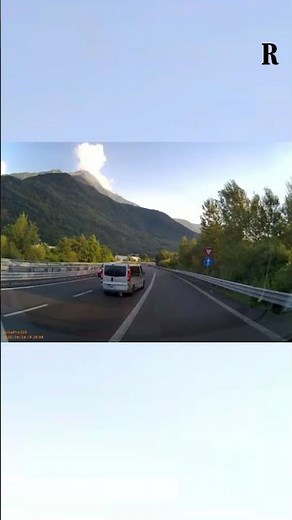 Auto contromano sulla statale a Colico: il video dell'ambulanza che l'ha fermata