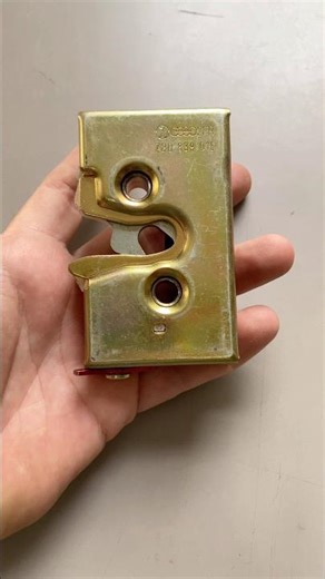 Right rear door lock for the #Santana and #Quantum models from 1984 to 1991 (square body), origin...