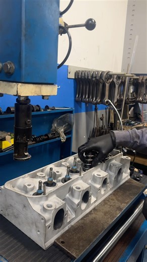 CYLINDER HEAD ASSEMBLY FOR A FORD TRUCK!