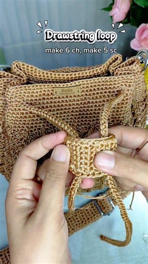 ✨ Memasang "Drawstring loop" - buat 6 ch - buat 5 sc - buat sebanyak 15 baris - buat sc keliling - potong benang agak panjang untuk menjahit #DeBeHandmade #DIYCrafts #HandmadeCrafts #CrochetTips #CrochetInspiration | Deti Lisnawati