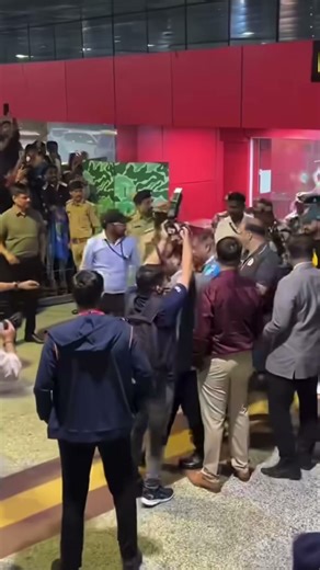 Rohit Sharma & KL Rahul Spotted at Baroda Airport! 🇮🇳✈️ #Shorts