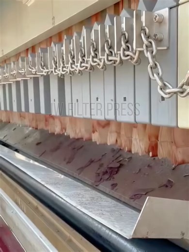 What truly defines a filter press is not how impressive the specifications look on paper, but whether it can operate reliably over the long term under complex and demanding conditions. The entire system is fully automated with one-button start-up. Feeding, pressing, and cake discharge are seamlessly integrated into a stable and continuous process. Each cycle takes 15–20 minutes, delivering controlled efficiency and consistent performance. Even under high-pressure operation, the final cake moistu