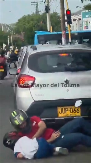 #Nacional | 🚨🎥 Padre e hijo fueron derribados en atraco a plena luz del semáforo en Santa Marta Un nuevo caso de inseguridad quedó registrado en video en la capital del Magdalena. Un hombre y su hijo menor de edad fueron víctimas de un asalto mientras esperaban el cambio del semáforo en la calle 22 con avenida de Los Estudiantes, en el sector del Rumbódromo. En las imágenes se observa cómo dos sujetos que se movilizaban en motocicleta interceptan al conductor. El parrillero desciende rápidamen