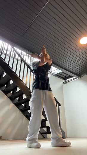 Eldonjcl's Mesmerizing Dance Moves in Vancouver