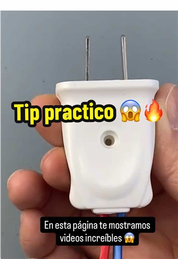 Amarre diseñado para asegurar cables a enchufes de forma firme y estable. Evita que los cables se aflojen o se desconecten con el uso continuo. Su diseño práctico facilita una sujeción rápida y ordenada. En el video se muestra cómo se coloca y cómo mantiene el cable fijo durante su uso. #herramientas #viral_video #fry #españa #viral